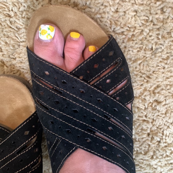 Comfortiva Black Suede slip on cut out sandals with memory foam footbed Size 9.5 - Picture 9 of 9